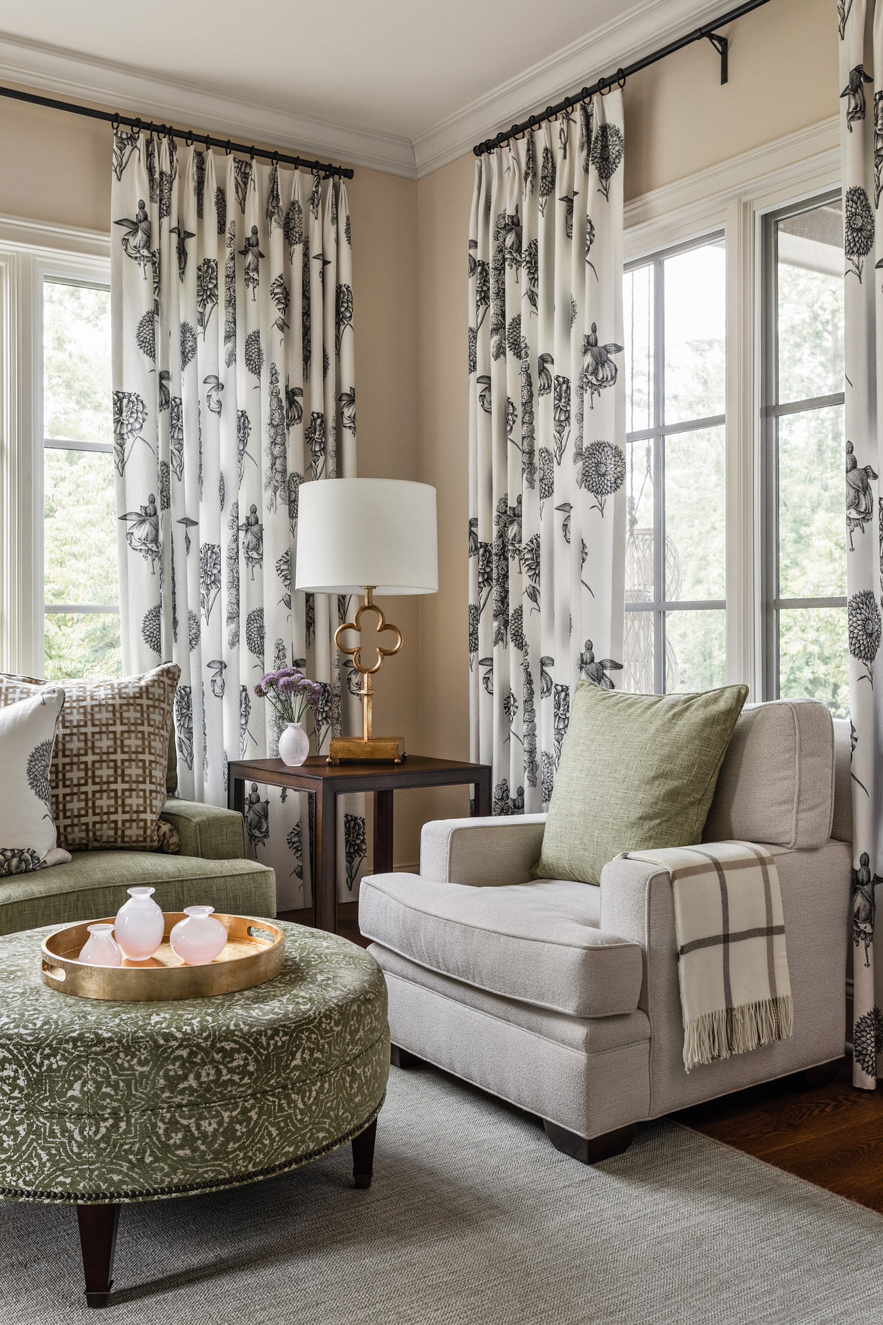 Curtains Vs Drapes: What's the Difference? | Spiffy Spools
