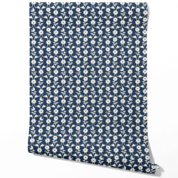 'Peeping Pearl' Modern Floral Botanical Wallpaper (Navy Blue/ White)