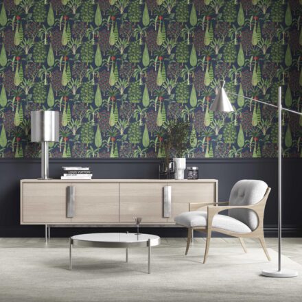 'Spider Gewn' Tropical Floral/ Botanical Wallpaper (Navy Blue/ Green/ Pink/ Red)