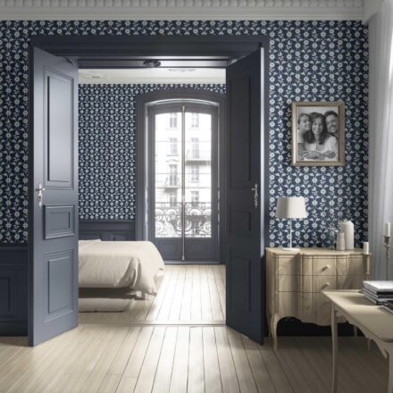 'Peeping Pearl' Modern Floral Botanical Wallpaper (Navy Blue/ White) - Image 4